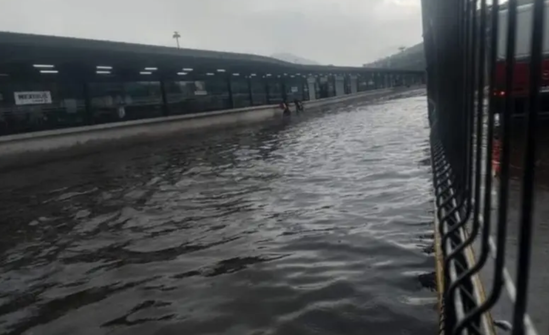 Paradero Indios Verdes se inunda por fuertes lluvias en CDMX